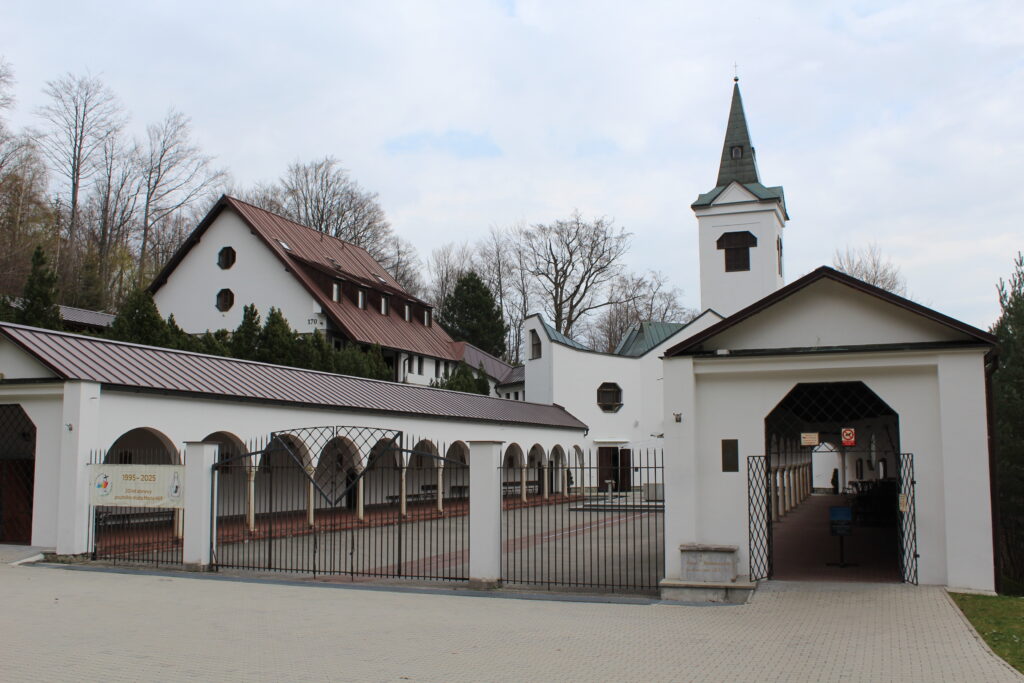 Szlag górski na Pricny Vrch najwyższy szczyt gór opawskich. Taborskie skały, Hornicke skały