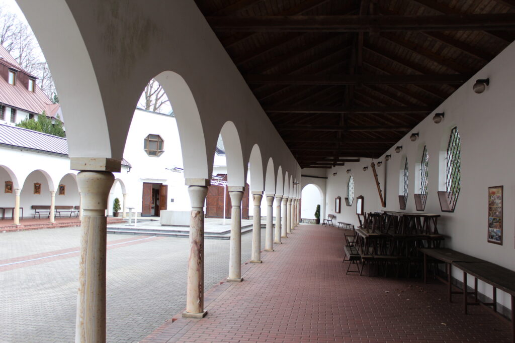 Szlag górski na Pricny Vrch najwyższy szczyt gór opawskich. Taborskie skały, Hornicke skały