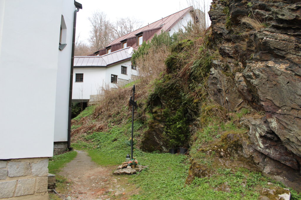 Szlag górski na Pricny Vrch najwyższy szczyt gór opawskich. Taborskie skały, Hornicke skały