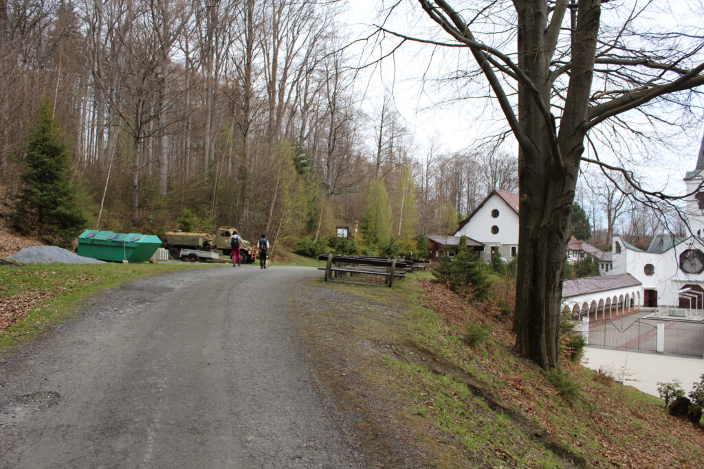 Szlag górski na Pricny Vrch najwyższy szczyt gór opawskich. Taborskie skały, Hornicke skały