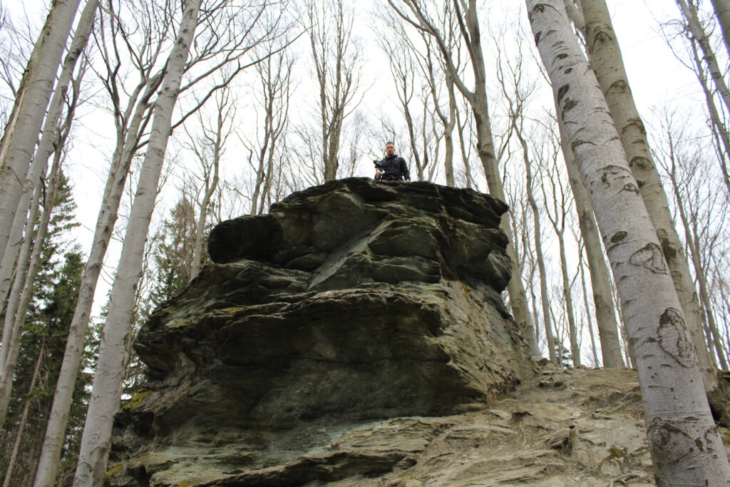 Szlag górski na Pricny Vrch najwyższy szczyt gór opawskich. Taborskie skały, Hornicke skały