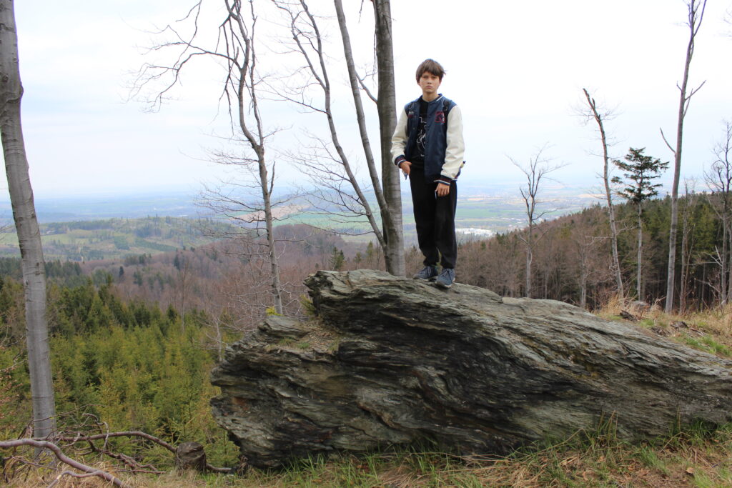 Szlag górski na Pricny Vrch najwyższy szczyt gór opawskich. Taborskie skały, Hornicke skały