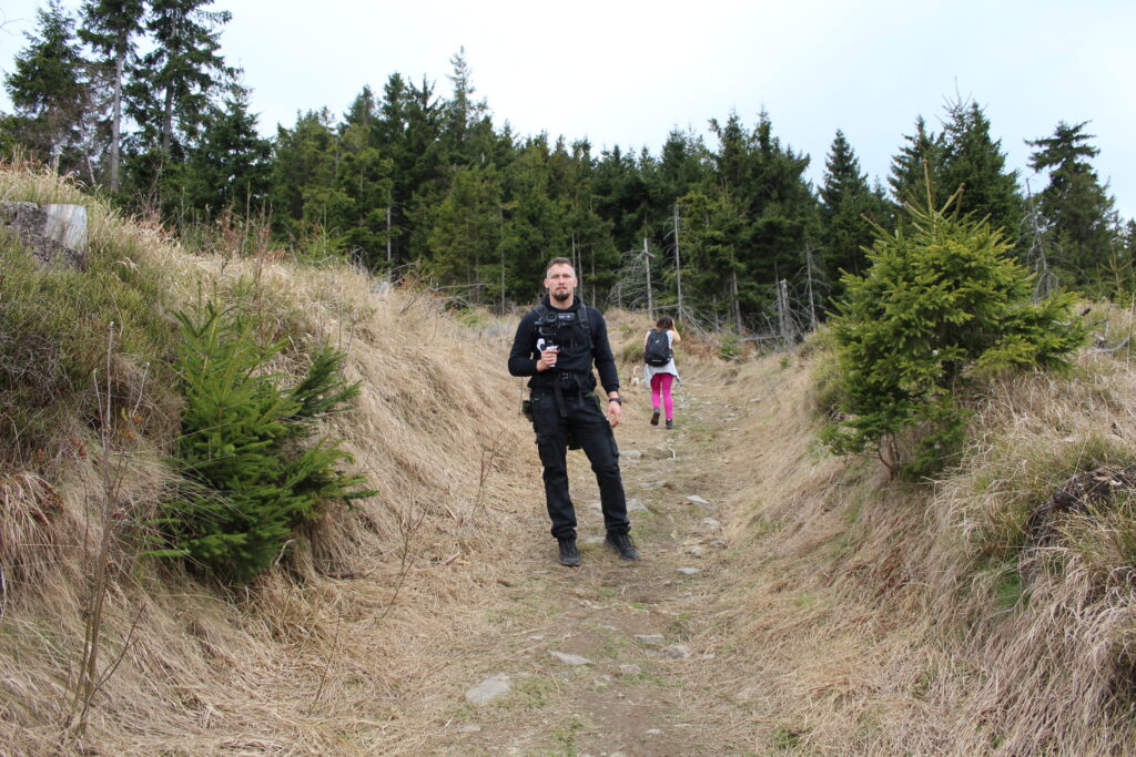 Szlag górski na Pricny Vrch najwyższy szczyt gór opawskich. Taborskie skały, Hornicke skały