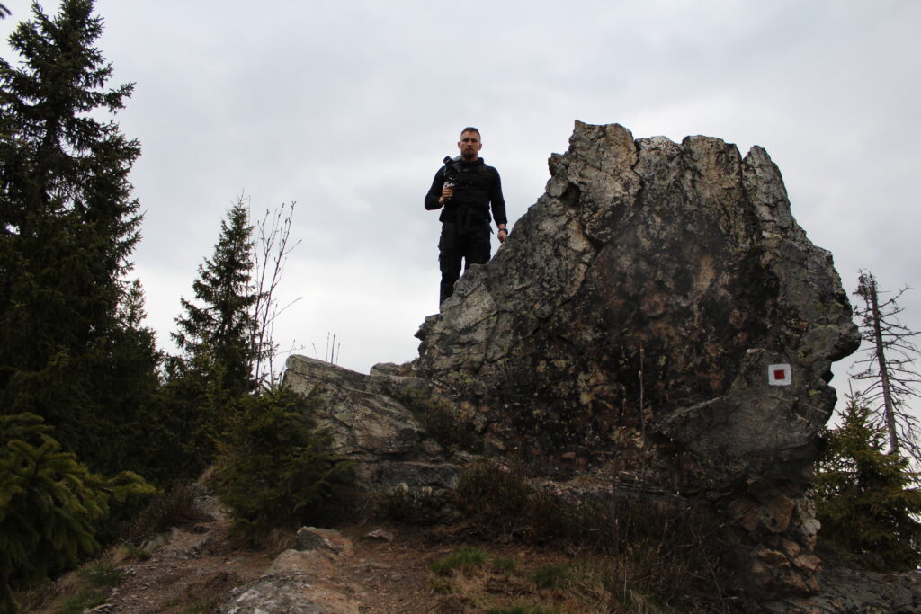 Szlag górski na Pricny Vrch najwyższy szczyt gór opawskich. Taborskie skały, Hornicke skały