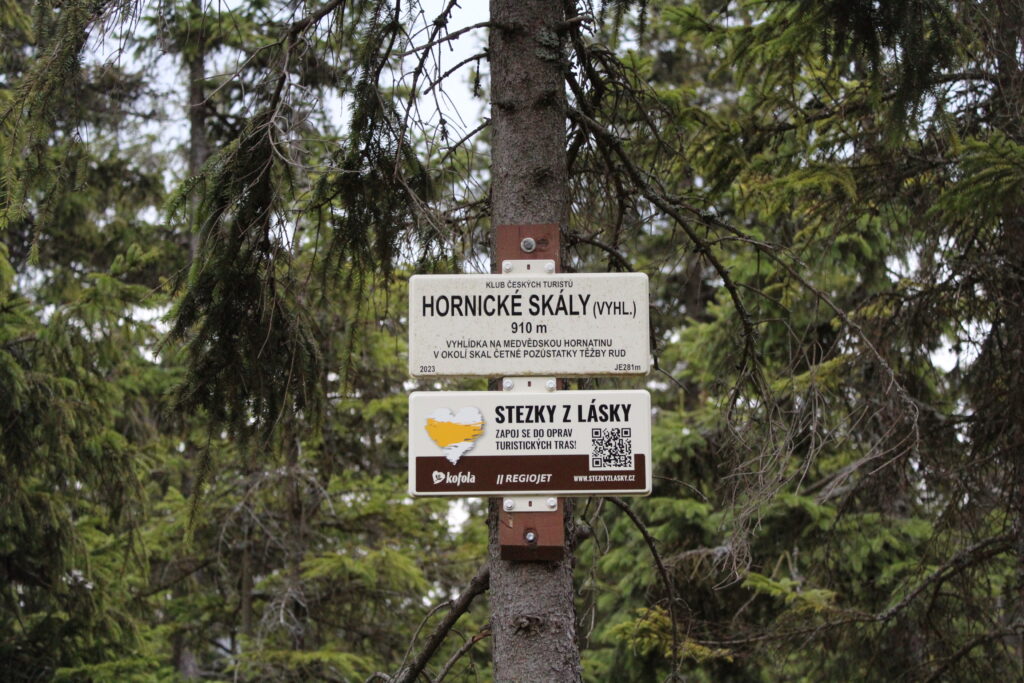 Szlag górski na Pricny Vrch najwyższy szczyt gór opawskich. Taborskie skały, Hornicke skały