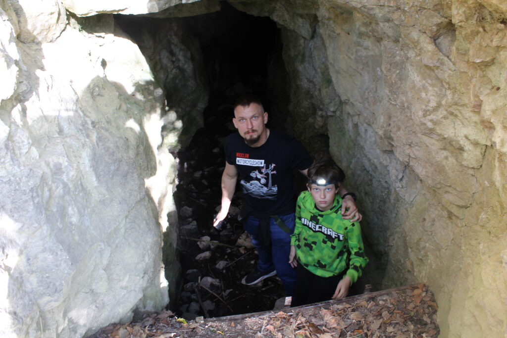 Jaskinia w Oberaudorf pod górą Burgruine Auerburg Vlog podróżniczy Steina