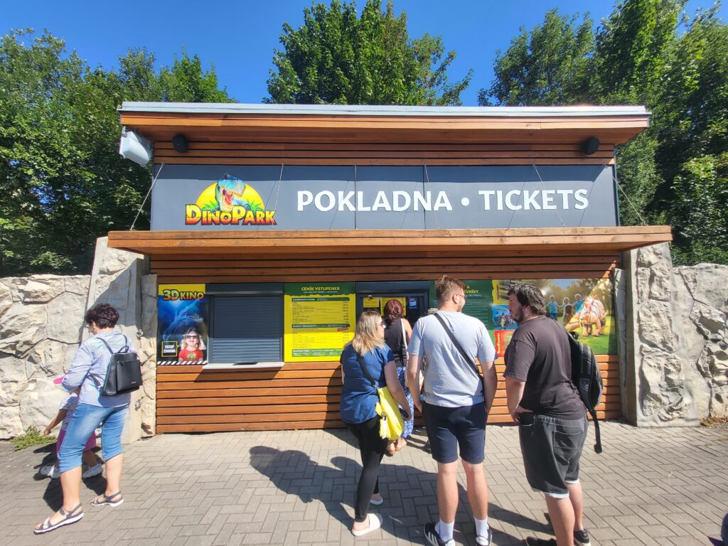 Dino Park w Ostrawie - idziemy zobaczyć wszystkie atrakcje i interaktywne dinozaury! Vlog Steina