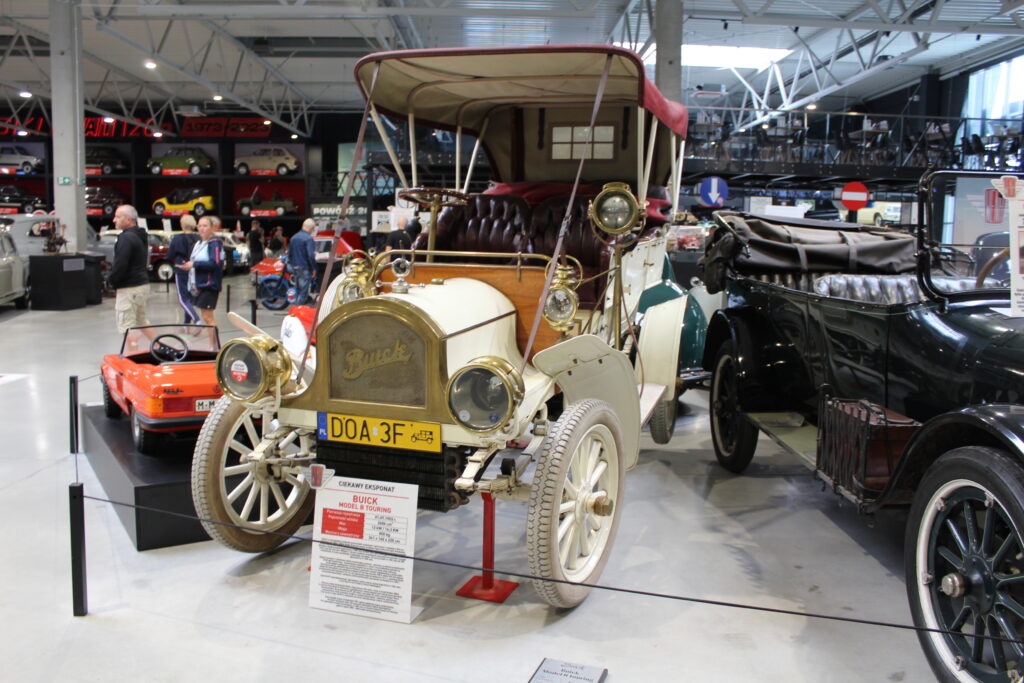 Muzeum motoryzacyjne Wena w Oławie - Największe muzeum w Polsce - Vlog podróżniczy Steina